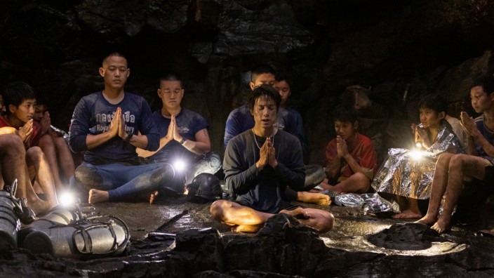 "Dreizehn Leben" auf Amazon Prime: Warten auf die Rettung: Teeradon Supapunpinyo (Mitte) ist der Coach in "Dreizehn Leben", der seine Jungs mit Meditation aufbaut.
