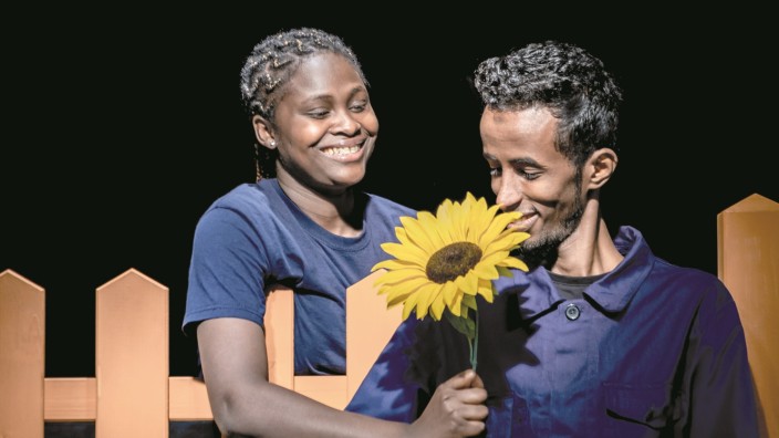 Theater mit Flüchtlingen: Bei der Produktion "Sonnensamen" steht die Sonnenblume als Symbol für die Zugewandtheit zum Leben.