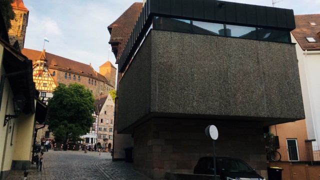 Architektur: 1971 wurde der Anbau des Albrecht-Dürer-Hauses am Nürnberger Tiergärtnertorplatz eröffnet. Dort sind nun Kopien von Dürer-Gemälden zu sehen.