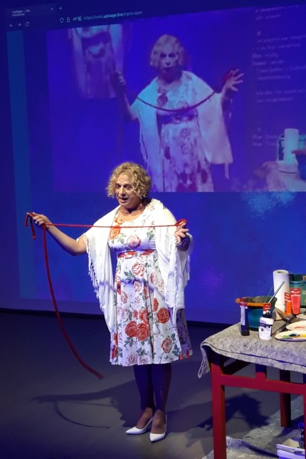 Experimental project at Meta Theater Moosach: Jacqueline can not only chat and temper, but she can also do magic.  This means that - at least for the analog audience - any technical failure can be magically bridged.
