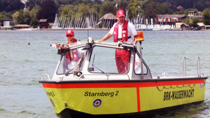 Starnberger See: Die BRK-Wasserwacht sucht nach dem Unfallopfer auf dem Starnberger See vor Kempfenhausen, an Bord sind der Technische Leiter Tobias Bucher (links) und Wasserwacht-Sprecher Oliver Jauch.