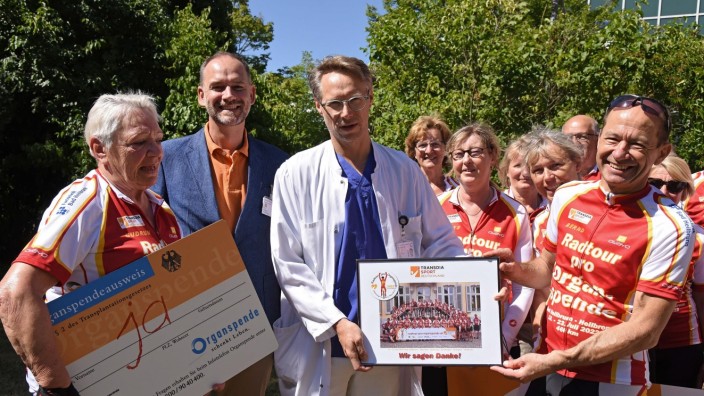 Organspende: Florian Weis (im weißen Kittel) ist Transplantationsbeauftragter des Klinikums. Vor einem Jahr empfängt er die Teilnehmer einer Radtour, die für die Organspende werben.
