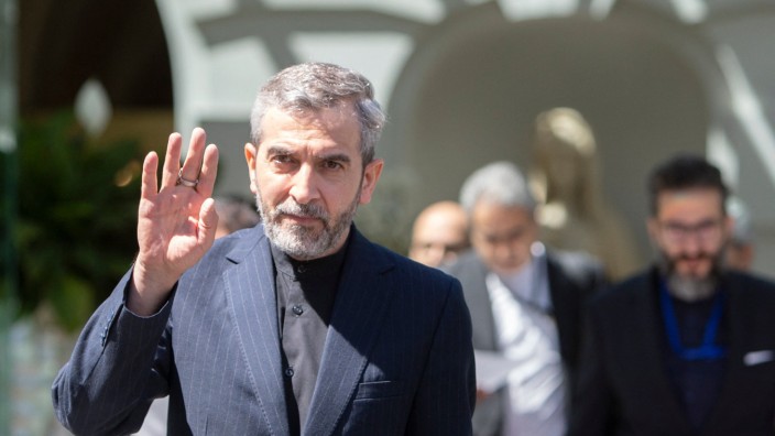 Verhandlungen in Wien: Irans Unterhändler Ali Bagheri-Kani will "die Verhandlungen voranbringen". Doch die Bringschuld sieht er bei den USA.