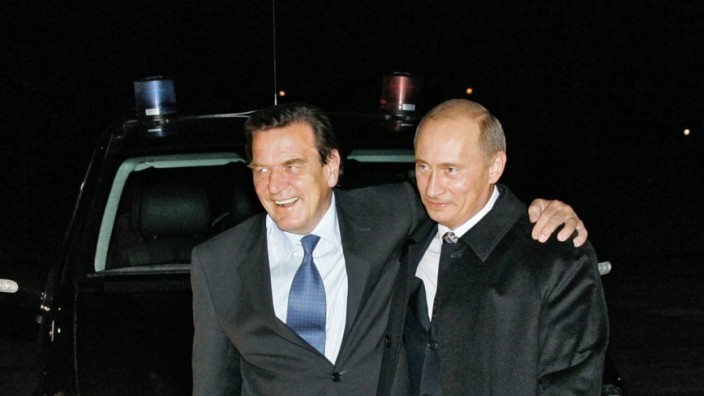 Gerhard Schröder: Du darfst mich Gerhard nennen: Schröder (links) 2005 mit Wladimir Putin in Sankt Petersburg.