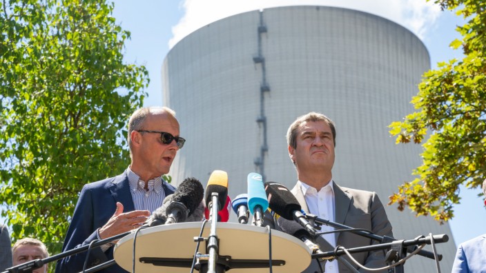 Markus Söder und Friedrich Merz: "Es ist jetzt endlich Zeit zu handeln": Markus Söder (rechts) und Friedrich Merz geben eine Pressekonferenz vor dem Kühlturm des Kernkraftwerks Isar 2 in Niederbayern.