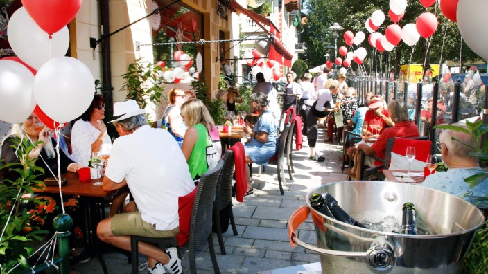 Feinkost in Starnberg: Der Münchner Gastronom Michael Käfer ist nun auch in Starnberg vertreten: Neben dem Geschäft im ehemaligen "Schindler Delikatessen" können sich die Starnberger auch kleine Gerichte servieren lassen auf 20 Innen- und 35 Außenplätzen.