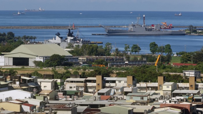 Taiwan: Eine Fregatte in einem Marinestützpunkt