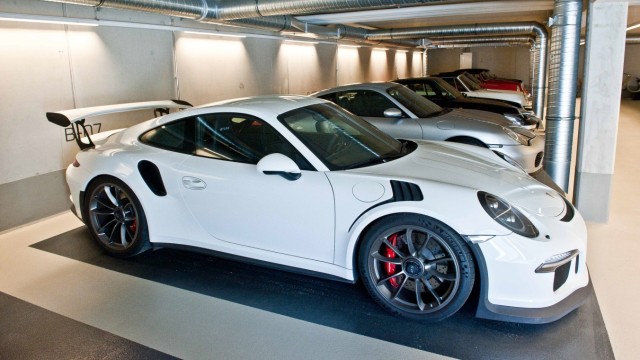 Firmenporträt: Aber auch moderne Supersportler, wie dieser Porsche 911 GT3 RS, finden hier ein behütetes Plätzchen.