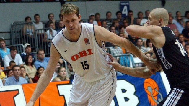 Basketballer Nick Weiler-Babb: Noch ein eingebürgerter Deutscher, damals 2001: Shawn Bradley, ein echter Riese und Profi der Dallas Mavericks, wurde für die EM eingebürgert.