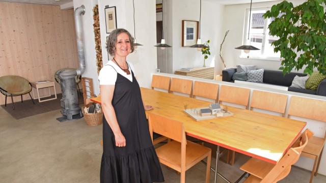 Umweltpreis der Bürgerstiftung und der SZ: Birgit Lambertz am Küchentisch. Hinter der brusthohen Wand ist das kleine Wohnzimmer zu sehen, links der Kanonenofen der Uroma.