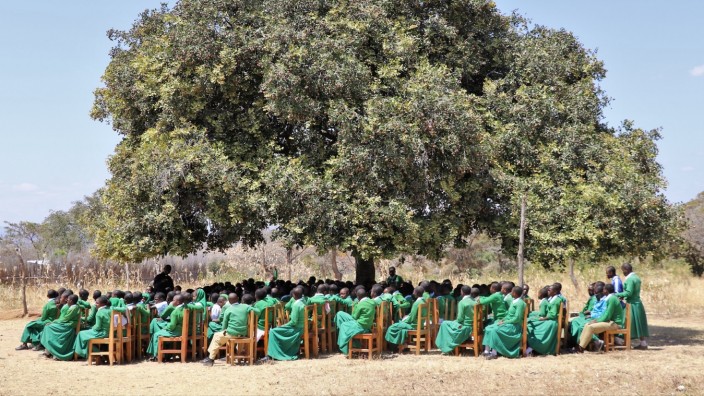 Entwicklungszusammenarbeit: Die Luduga-Secondary-School: Diesmal geht es nur im Schatten beengt zu - ein Klassenzimmer im Grünen.