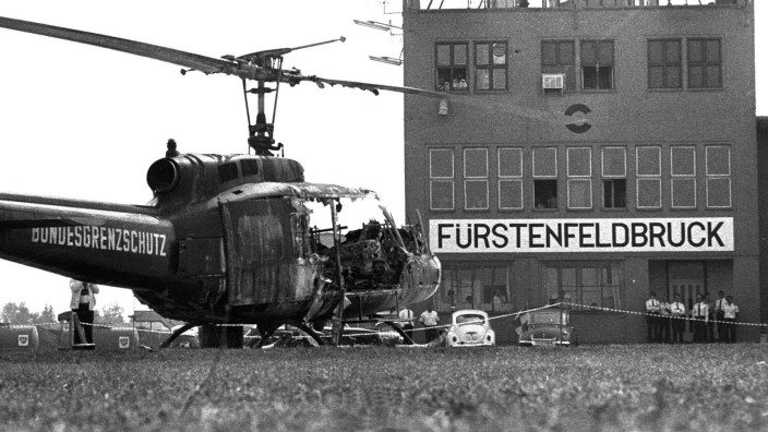 Erinnerung an Olympiaattentat: Vor dem Towergebäude auf dem Fliegerhorst Fürstenfeldbruck steht im September 1972 der ausgebrannte Hubschrauber, der zum Symbol wurde für die gescheiterte Befreiungsaktion der bayerischen Polizei.