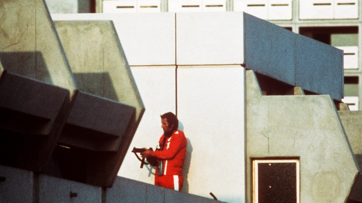 Olympia-Attentat 1972: München 1972: Ein bewaffneter Polizeibeamter im Trainingsanzug sichert im Olympischen Dorf den Block, in dem Terroristen die israelischen Geiseln festhalten.