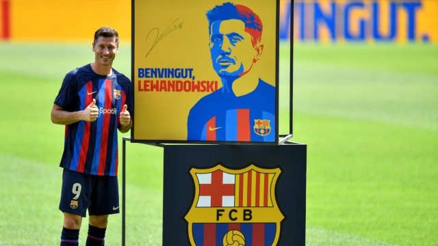 FC Barcelona: Erstmal ein Autogramm: Robert Lewandowski unterzeichnet ein Porträt von sich selbst.