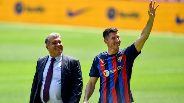 FC Barcelona: Ein stolzer Präsident: Joan Laporta (links) darf den Barcelona-Fans Robert Lewandowski präsentieren.