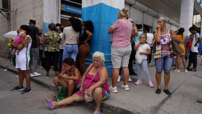 Kuba: Kuba steckt in einer Art Dauerkrise. Vieles ist schwer zu bekommen, weswegen die Menschen Geduld mitbringen müssen, wie hier vor einem Geschäft in Havanna.