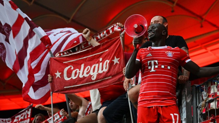Bayern siegt 6:1: Mané auf den Zaun: Die Bayern-Fans machten Sadio Mané direkt zu ihrem Vorsänger.