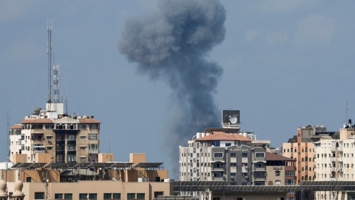 Gaza: Rauch steigt am Samstagmorgen über einem Viertel von Gaza-Stadt auf.