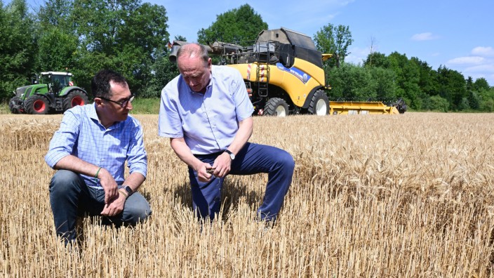 Getreideanbau in Deutschland: Cem Özdemir am 15. Juli mit Joachim Rukwied, dem Präsidenten des Deutschen Bauernverbands, auf einem Getreidefeld in Baden-Württemberg.