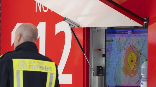 An einem Fahrzeug der Feuerwehr ist eine Karte mit dem Sperrkreis zu um die Brände im Berliner Grunewald sehen.