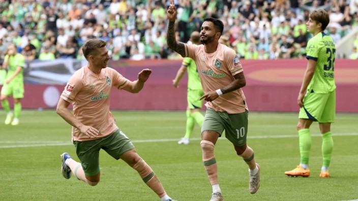 Bremen in Wolfsburg: Im Stile eines Mittelstürmers: Spielmacher Leonardo Bittencourt (rechts) köpfte Werder zwischenzeitlich in Führung.