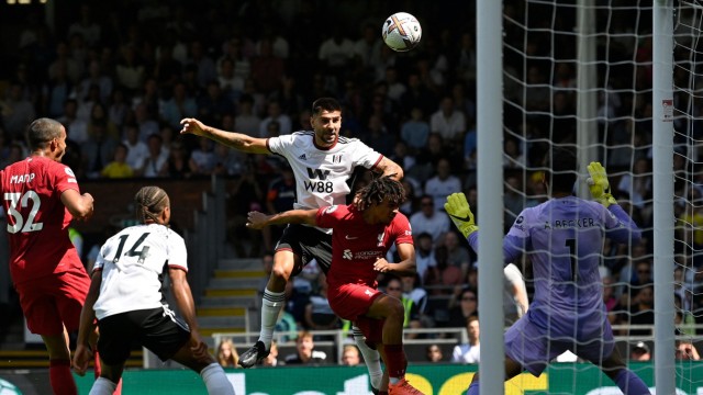 Liverpool in der Premier League: Aleksandar Mitrović erzielt die Führung für Fulham mit dem Kopf.