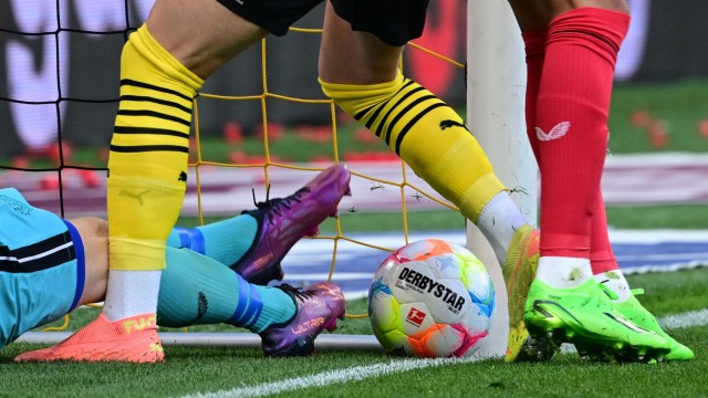 Anthony Modeste to Dortmund: Successfully poked: Marco Reus (with black and yellow stockings) marks the goal of the day for BVB early on.  Leverkusen's Lukas Hradecky (purple shoes) and Hincapie (green) can't prevent it.