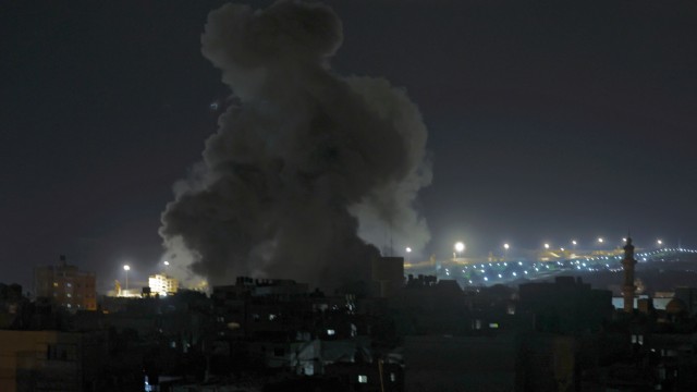 Rauch steigt nach einem israelischen Luftangriff über Rafah im Gazastreifen auf.
