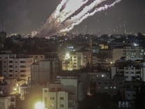 Raketen fliegen vom Gazastreifen aus Richtung Israel.