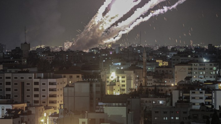 Raketen fliegen vom Gazastreifen aus Richtung Israel.