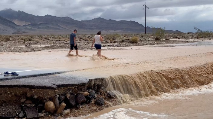 Extremwetter: Das sonst so trockene Death Valley ist nach starken Regenfällen überflutet.