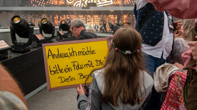Andreas Gabalier in München: Mit einem Schild versucht diese junge Frau, ihrem Ziel - ein Foto mit Andreas Gabalier - näherzukommen.