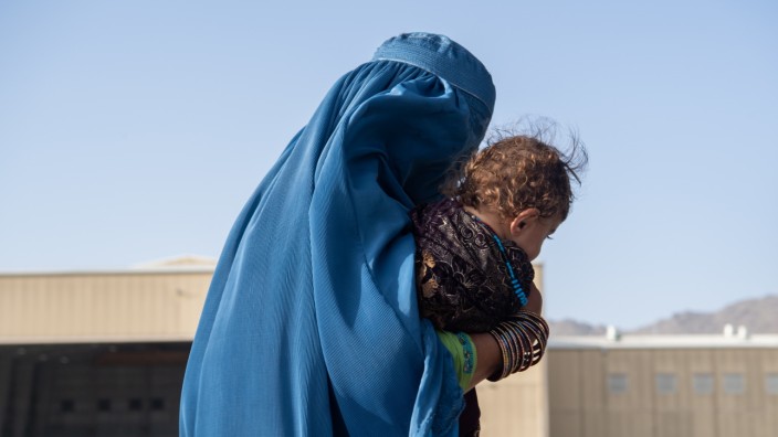 Dokumentation über die Kabul-Luftbrücke: Sie haben einen Platz bekommen: Eine Mutter und ihr Kind warten im August 2021 am Flughafen Kabul darauf, eine US-Militärmaschine besteigen zu können, die sie außer Landes fliegt.