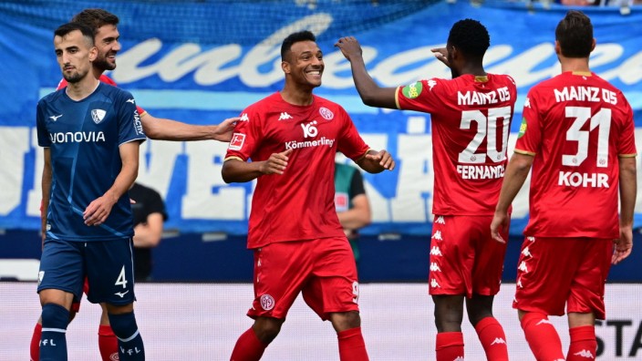 Bochumer Niederlage gegen Mainz: Das ging leicht: Der Mainzer Stürmer Karim Onisiwo (Mitte) lässt sich für den ersten seiner zwei Treffer gegen Bochum feiern.