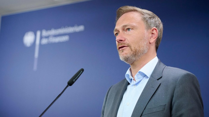 Verkehrspolitik: Finanzminister Christian Lindner (FDP) sieht keine Finanzmittel für eine Fortsetzung des Neun-Euro-Tickets.