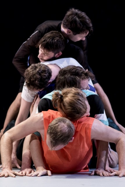 Ballett-Festival: Männer, die sich mal mehr und mal weniger charmant zum Affen machen in Joe Morans Stück "Arrangements".