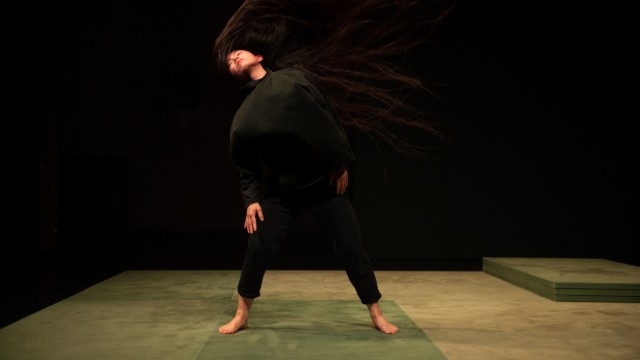 Ballett-Festival: Das Haar als Übergang zwischen innerer und äußerer Welt: Aya Toraiwa in Isabelle Schads Choreografie "Fur".