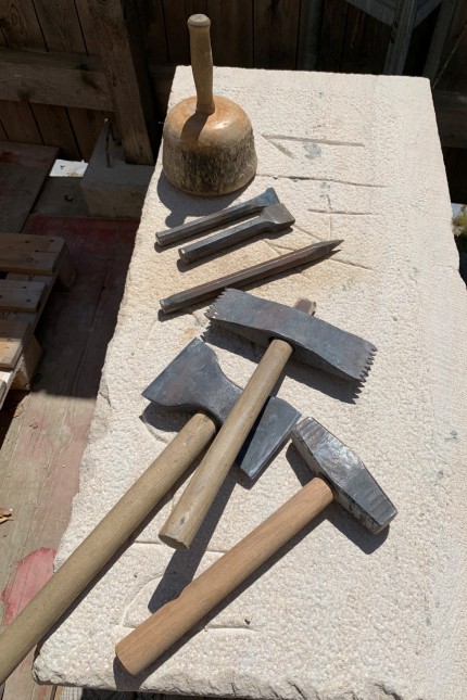 Nördlingen: Das historische Werkzeug für die Steinbearbeitung hat Matthias Wittner selbst gefertigt.