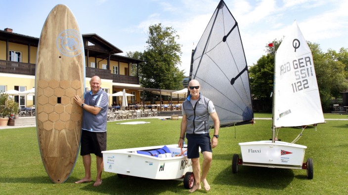 Outdoor-Sport: Simon Licht (rechts) und Holger Ambroselli stellten ihre aus Naturfasern hergestellte Optimisten-Jolle beim Bayerischen Yacht-Club vor. Auch ein SUP-Board aus Flachsfasern (links) gibt es bereits.