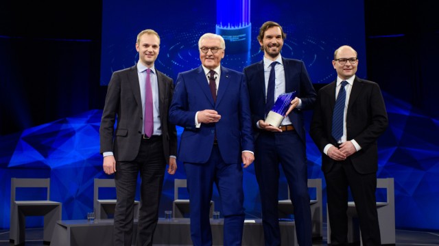 Dream job - that's what they really are: Bastian Nominacher (right) with federal president Frank-Walter Steinmeier (second from left) at the German Future Prize, together with co-founders Alexander Rinke (left) and Martin Klenk.