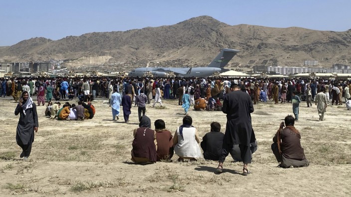 Afghanistan: Dramatische Szenen spielten sich im August 2021 auf dem Flughafen in Kabul ab, als Hunderte Menschen nach der Machtübernahme durch die Taliban fliehen wollten. Und noch immer warten viele darauf, Afghanistan verlassen zu dürfen.