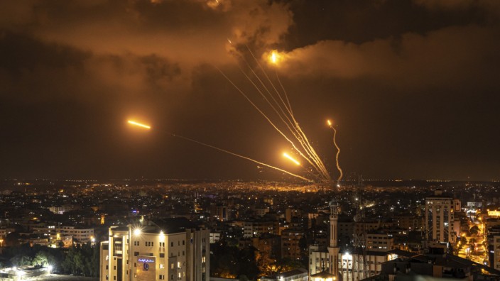 Nahost: Am Nachthimmel zeichnen sich die Raketen ab, die vom Gazastreifen aus in Richtung Israel abgefeuert wurden.