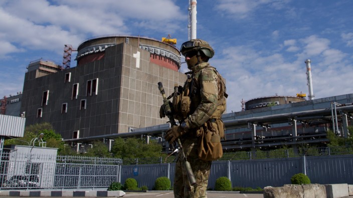 Krieg in der Ukraine: Russischer Soldat vor dem Atomkraftwerk Saporischschja