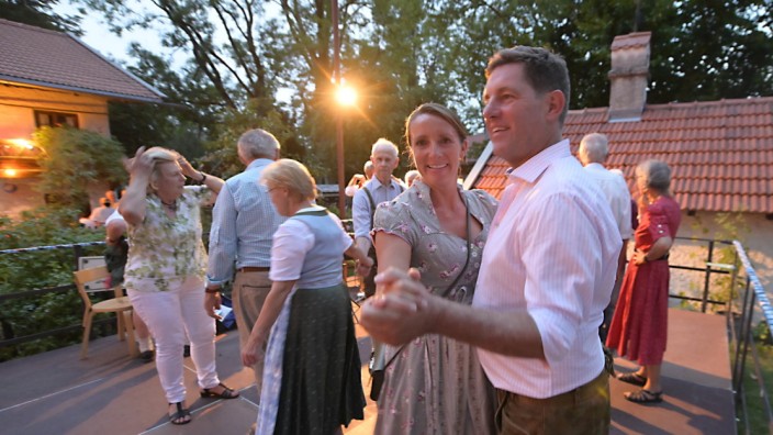 Lampionfest am Wolfschneiderhof: Beim Lampionfest am Wolfschneiderhof tanzten auch Taufkirchens Bürgermeister Ullrich Sander und seine Frau Ruth.