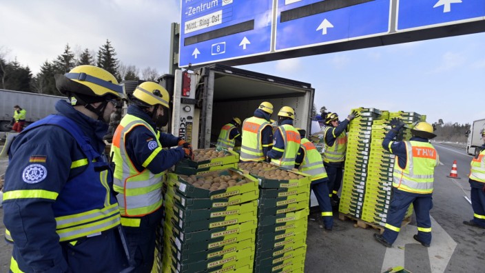 Katastrophenschutz: Mal liegen Getränkekästen auf der Autobahn, ein anderes Mal sind es Kisten mit Kiwis: Das THW hilft beim Bergen der Ladung.