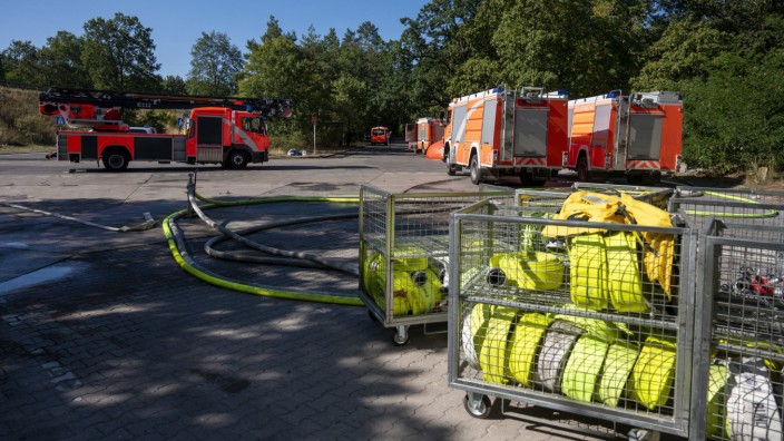 Brand im Grunewald: Rund um den Sprengplatz im Berliner Grunewald ist die Feuerwehr weiterhin mit Löschen beschäftigt. Mittlerweile kann ein zweiter Roboter eingesetzt werden.