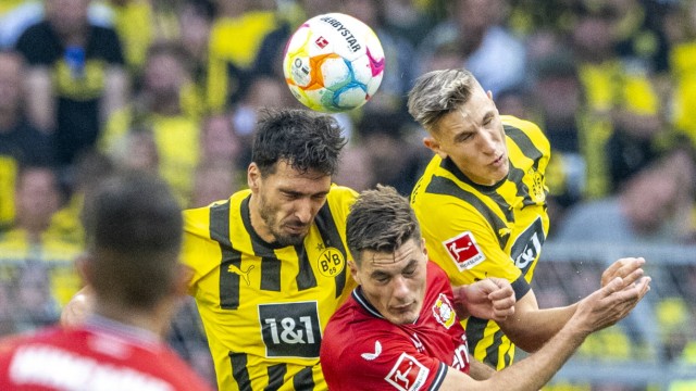 Anthony Modeste nach Dortmund: Zu zweit zum Kopfballduell: Mats Hummels und Nico Schlotterbeck gegen Patrik Schick.