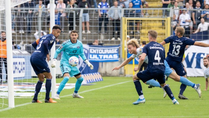 TSV 1860 München: "Es ist besser, einen Angriff gut auszuspielen, als zehn überhastet": Jesper Verlaat trifft, umringt von Oldenburgern, zum späten 1:0.