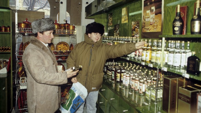 Krieg in der Ukraine: Amerikanische Touristen decken sich 1988 in einem Berjoska-Laden mit Luxusgütern ein. Nun sollen solche Läden zurückkehren.