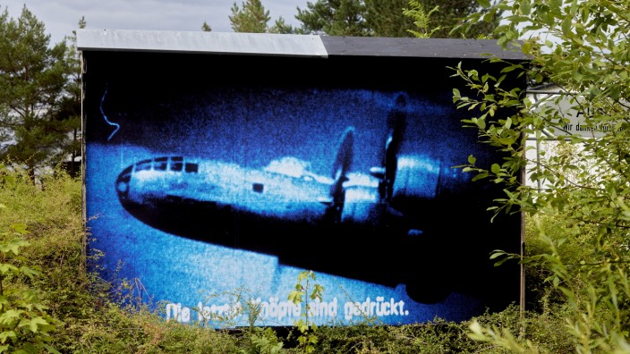 Ausstellung in Bad Tölz: Katharina Sieverdings Fotoarbeit zeigt die Enola Gay, die die Atombombe über Hiroshima abwarf.